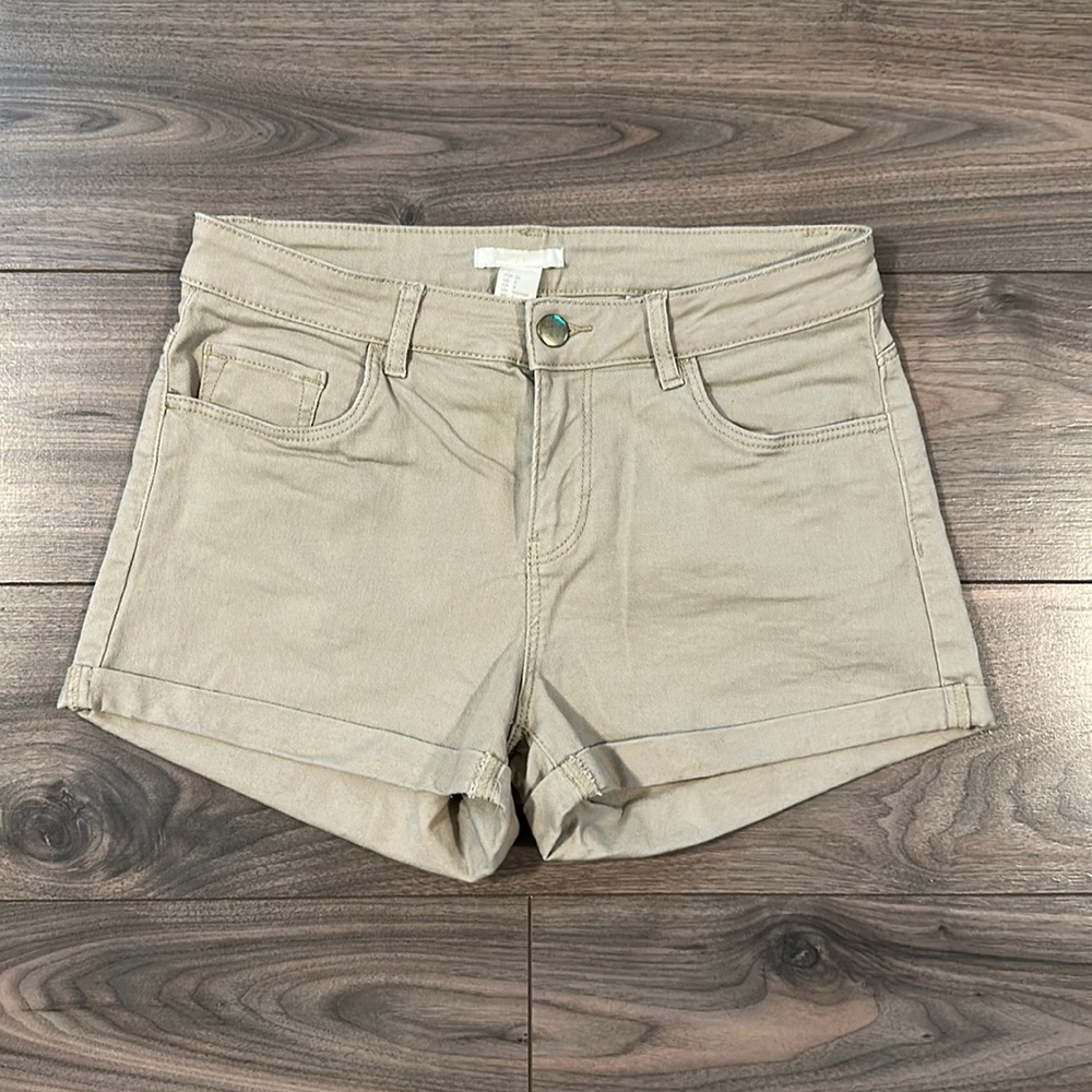 Women’s Beige Shorts - Size: 4